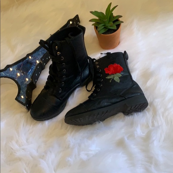 Black boots lace up flowers 🌺 embroidered - Picture 2 of 3